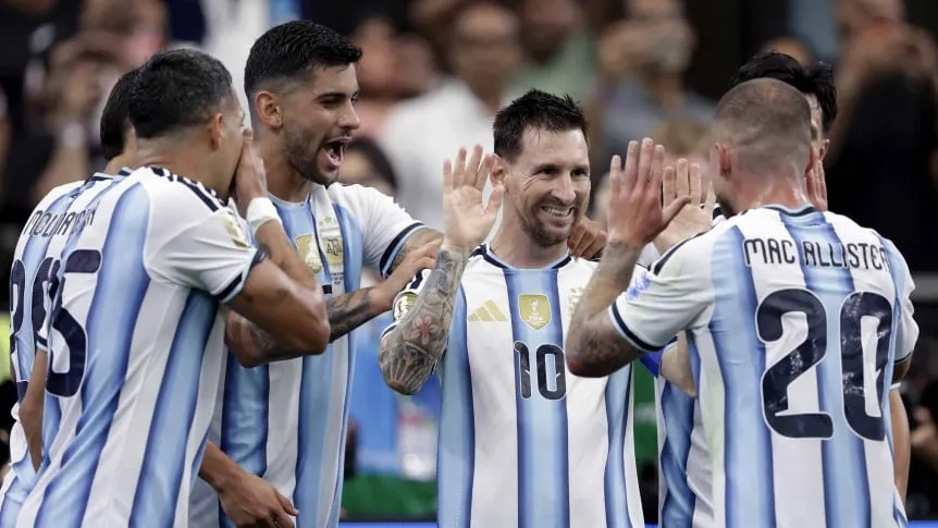 Argentina sớm giành vé bước tiếp bằng ngôi đầu bảng J